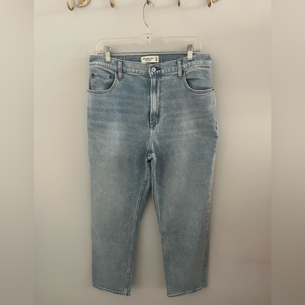 Abercrombie & Fitch Ultra High Rise Ankle Straight Jean - size 31/12